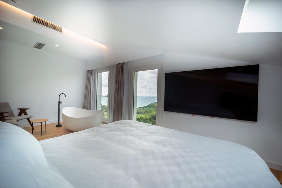 TV and multimedia, Photo of the whole room, Bedroom