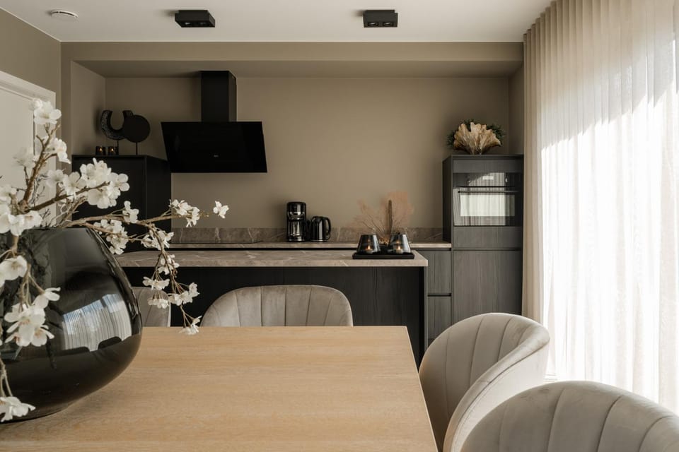 Coffee/tea facilities, Kitchen or kitchenette, Dining area, minibar, pet friendly