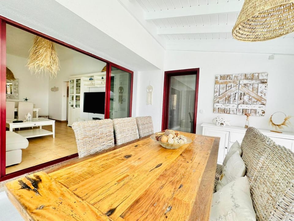 TV and multimedia, Living room, Seating area, Dining area