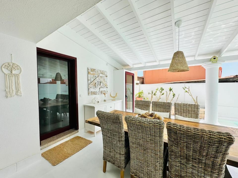 Seating area, Dining area