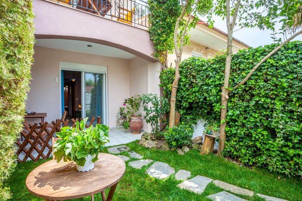 Property building, Facade/entrance, Spring, Garden, Balcony/Terrace