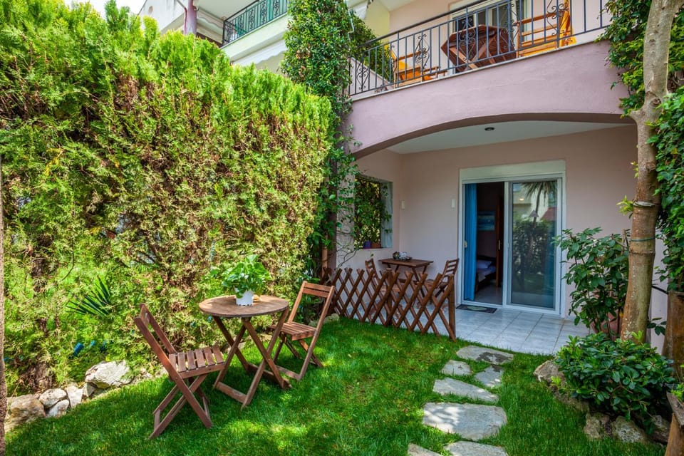 Property building, Facade/entrance, Spring, Garden, Balcony/Terrace