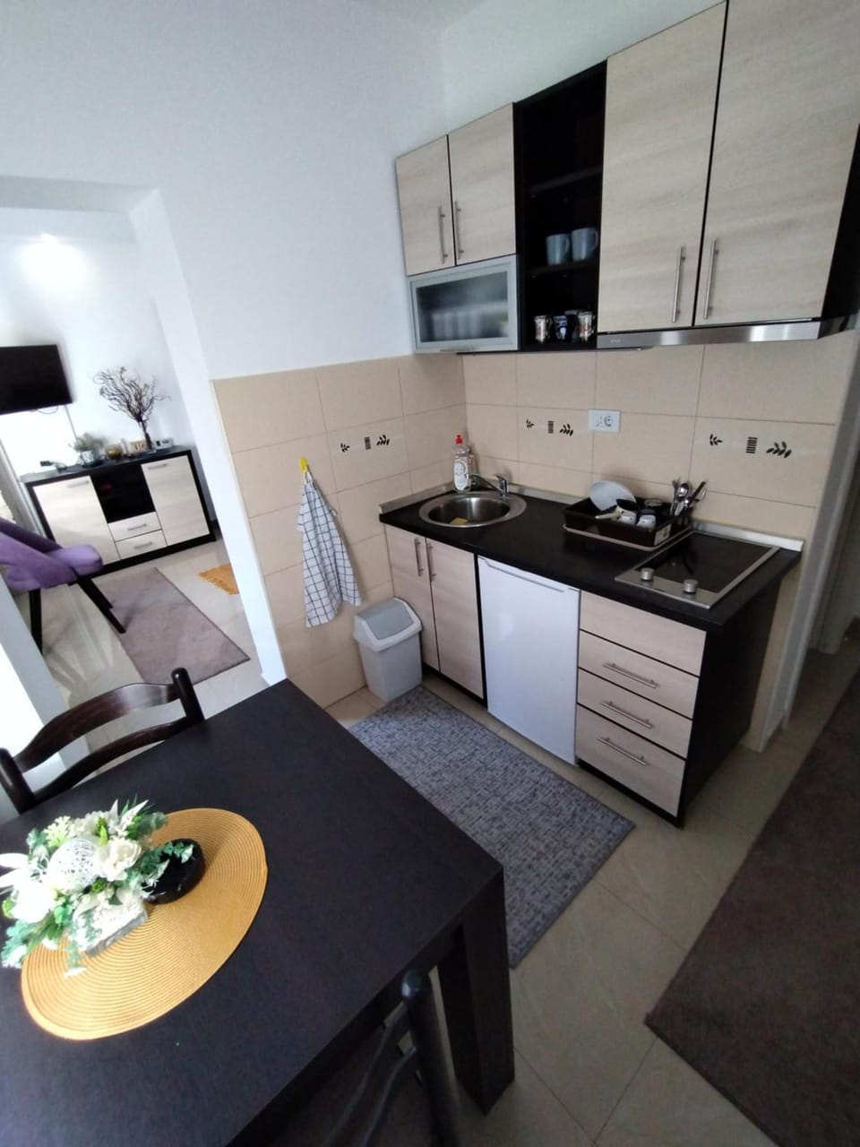 Kitchen or kitchenette, Dining area