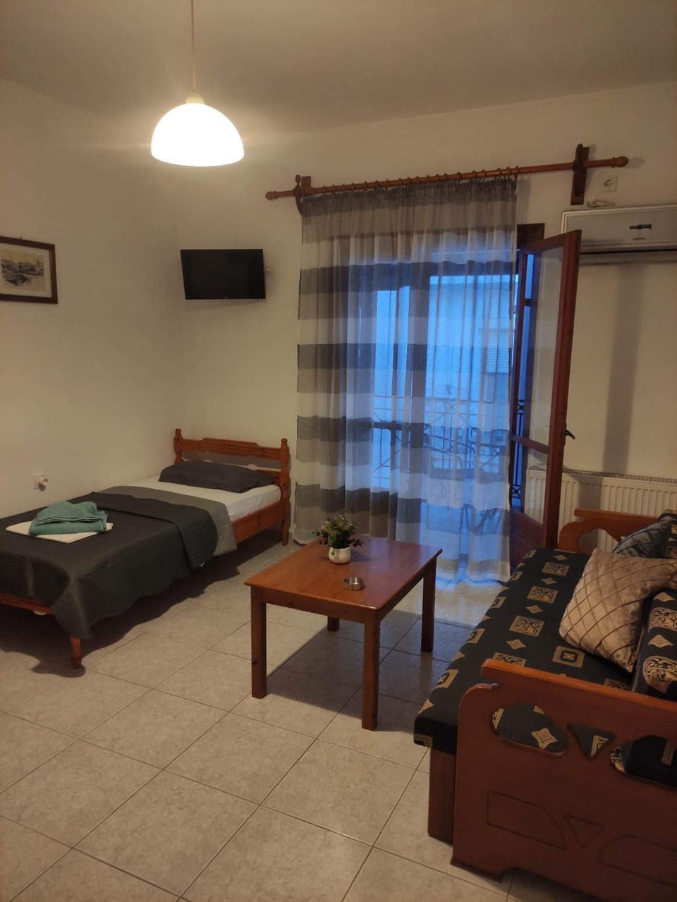 Bed, TV and multimedia, Living room, Photo of the whole room, Seating area