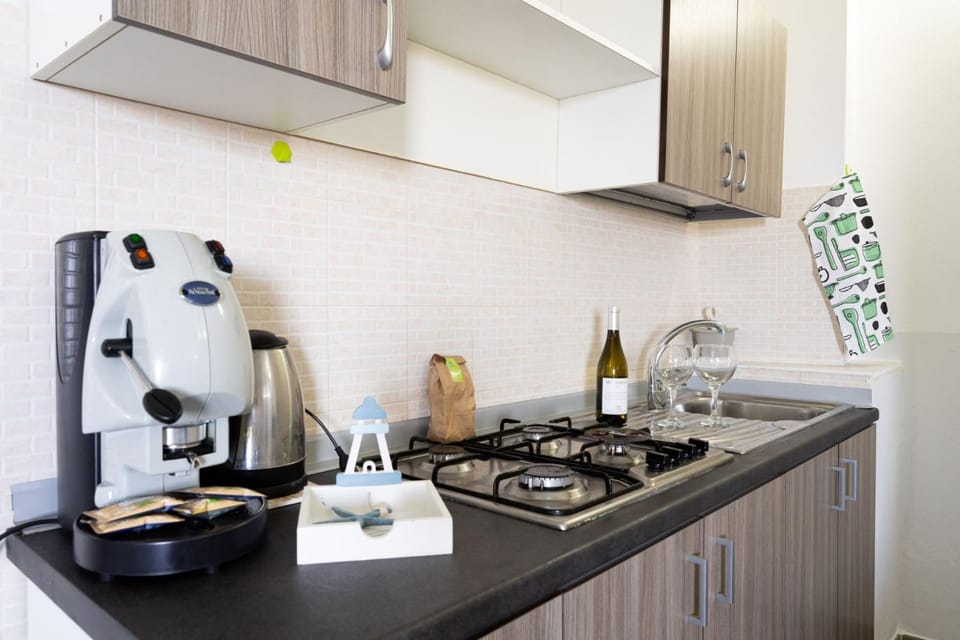 Coffee/tea facilities, Kitchen or kitchenette, stove, stove, kitchen, kitchen