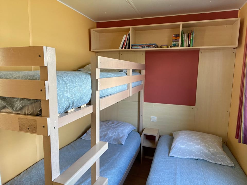 Bed, Photo of the whole room, Bedroom, bunk bed
