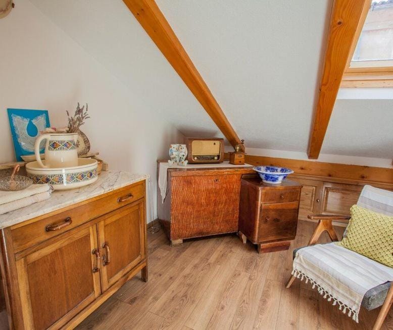 Bed, Photo of the whole room, Seating area, Bedroom