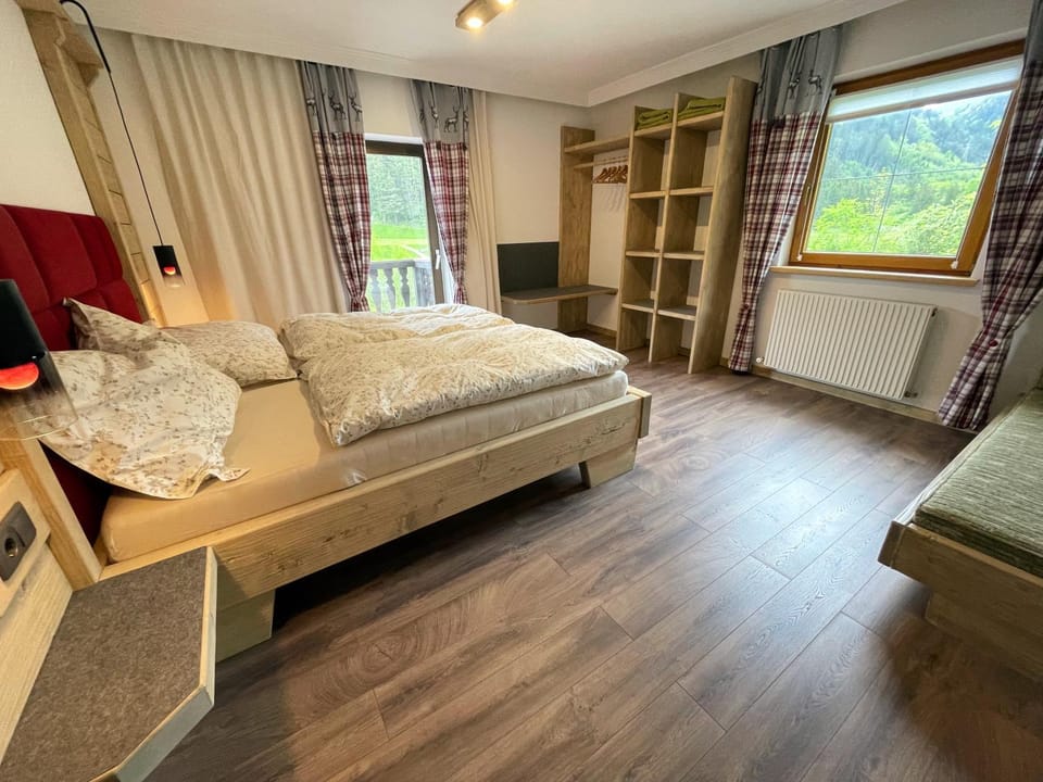 Bed, Photo of the whole room, Seating area, Bedroom, Garden view, River view