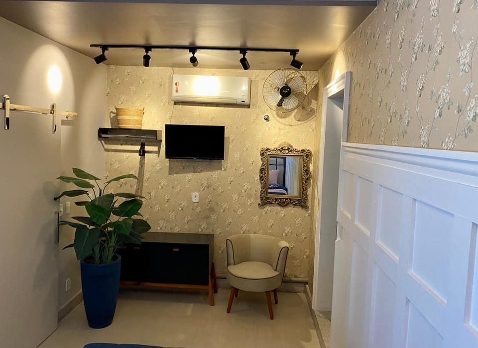 TV and multimedia, Kitchen or kitchenette, Living room, Seating area, air conditioner