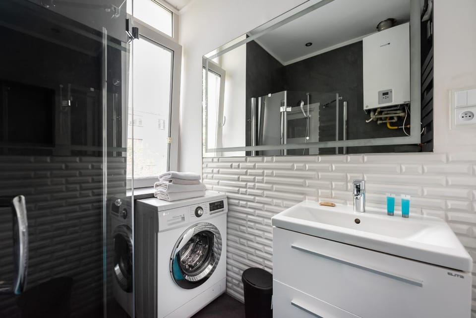 Shower, Bathroom, towels, washing machine