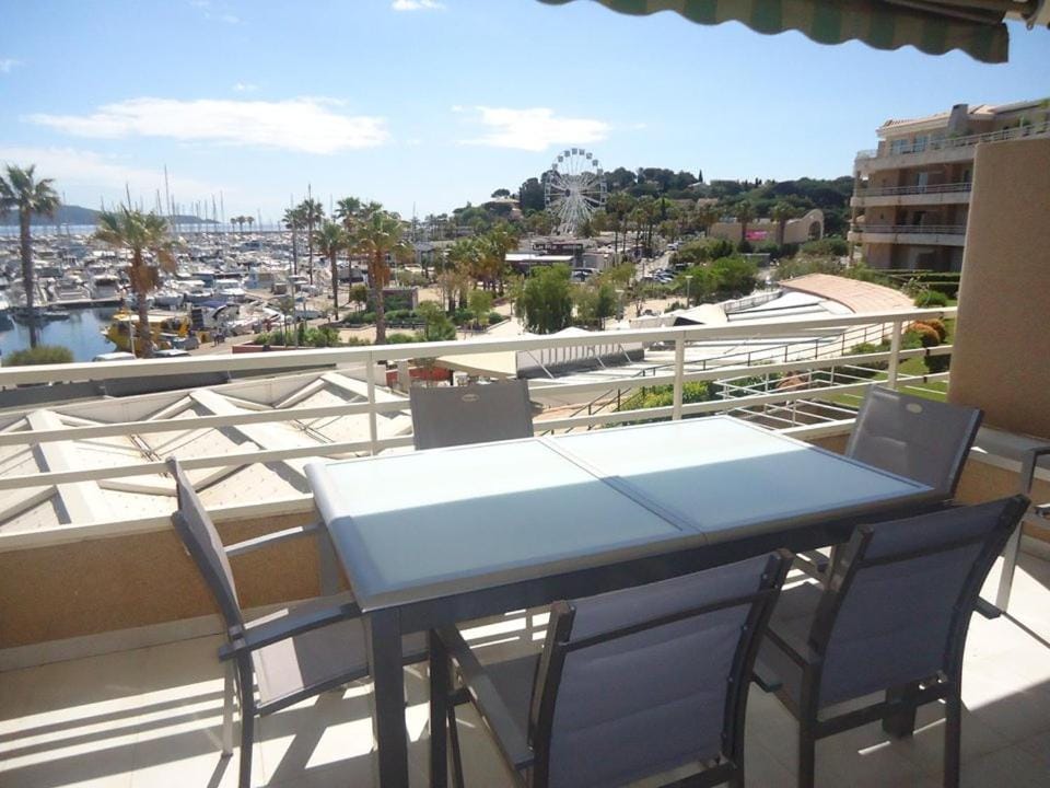Bel appartement face mer 100m plages Apartment in Cavalaire-sur-Mer