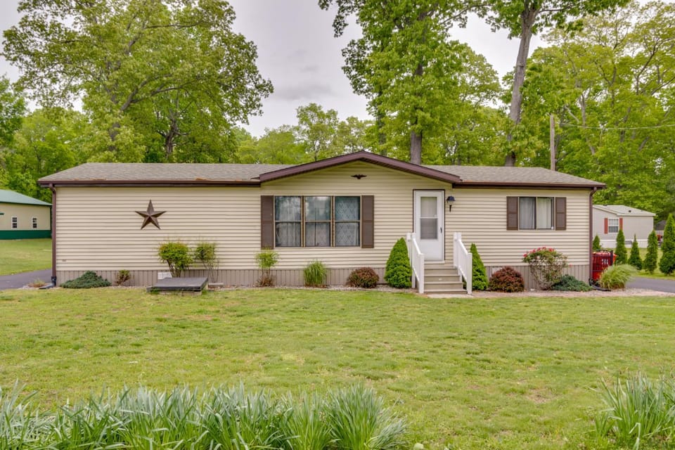Beachy Lewes Home w/ Outdoor Shower & Fire Pit! House in Sussex County