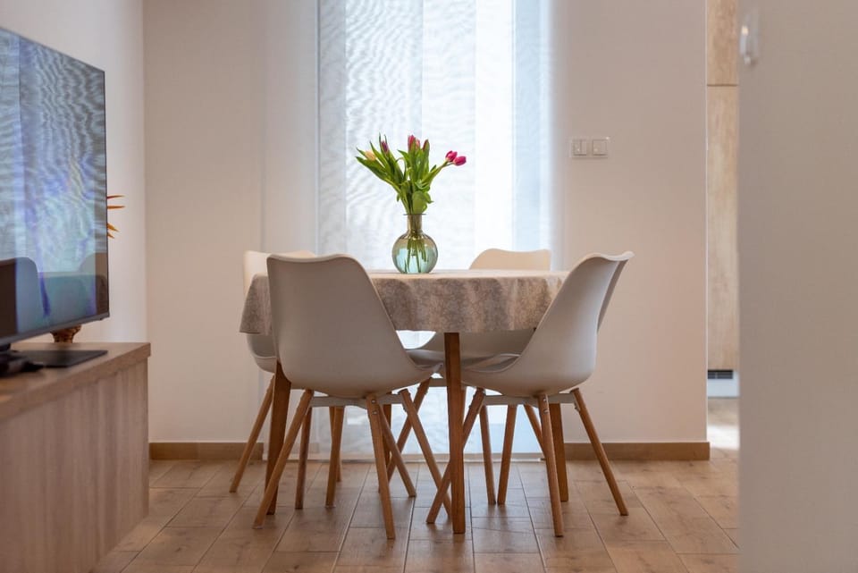 TV and multimedia, Seating area, Dining area
