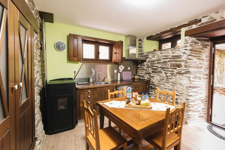 Kitchen or kitchenette, Dining area, minibar, stove
