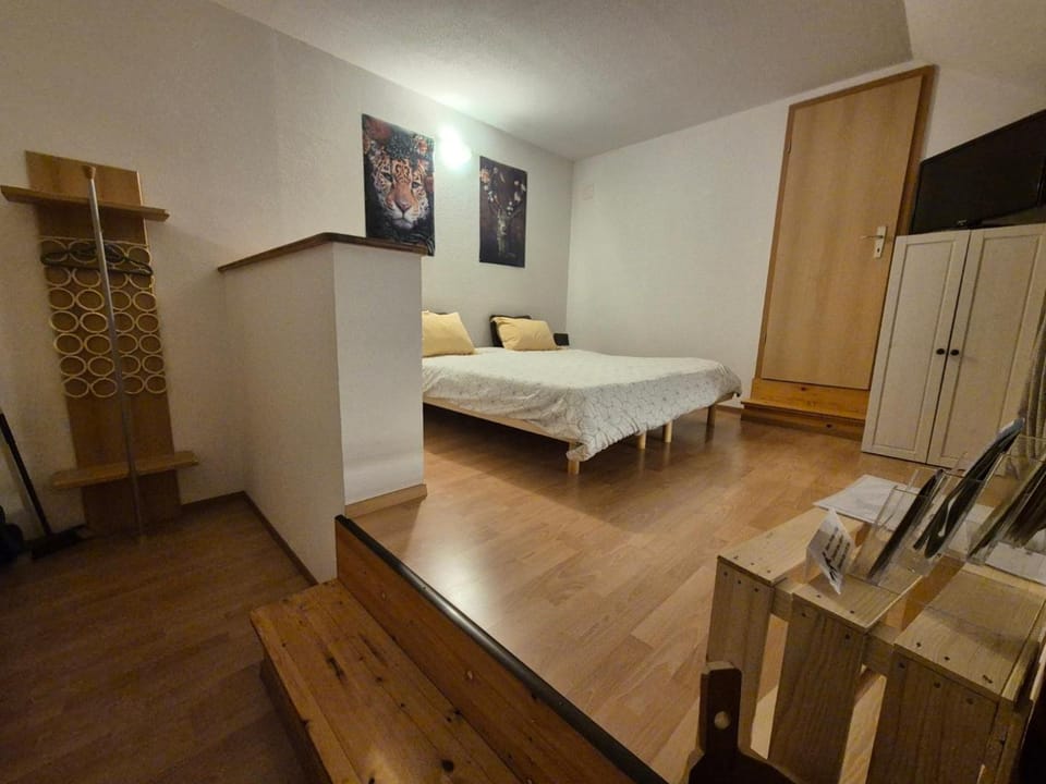 Bed, Photo of the whole room