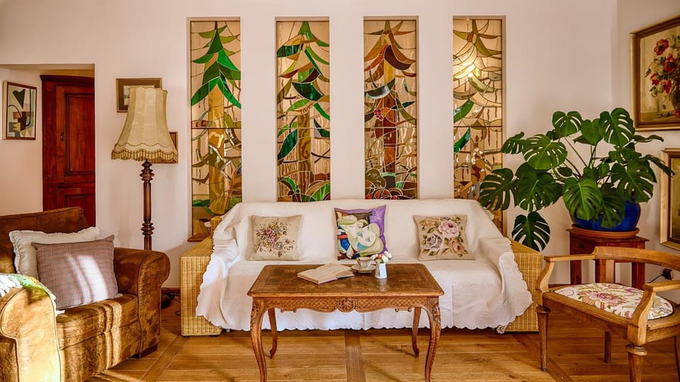 Bed, Living room, Photo of the whole room, Seating area, Bedroom, towels, towels