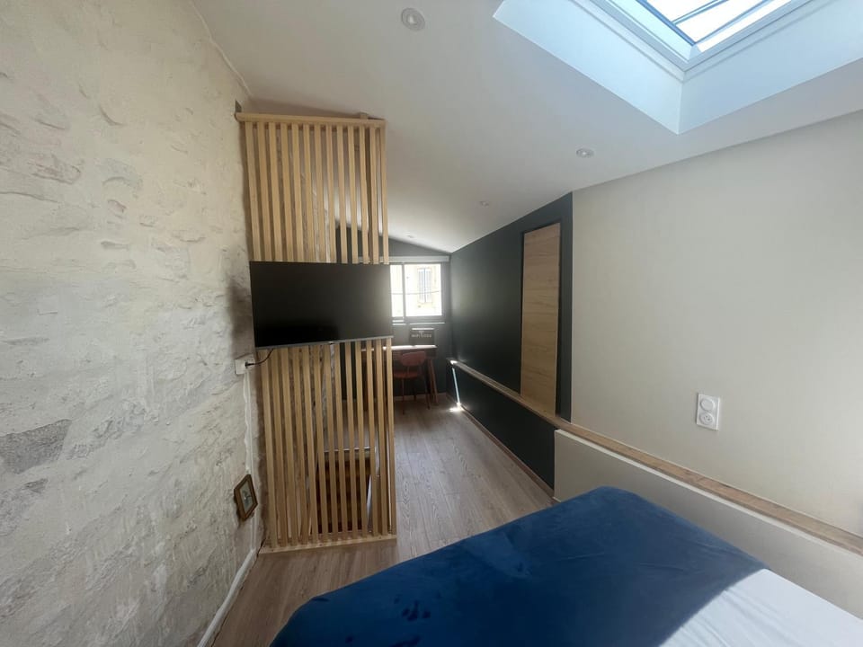 Bed, TV and multimedia, Photo of the whole room, Bedroom