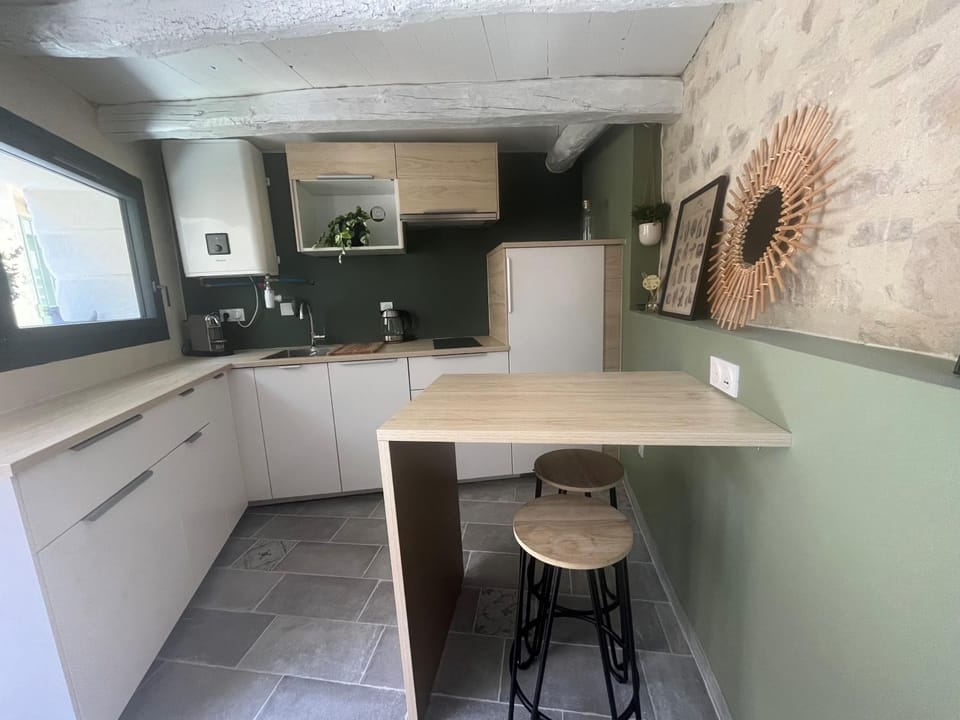 Kitchen or kitchenette, Dining area, stove
