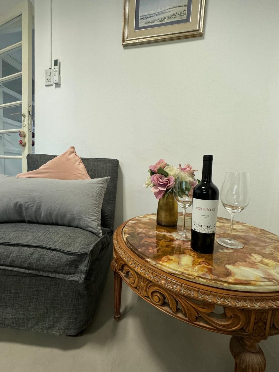 Living room, Food and drinks, Seating area