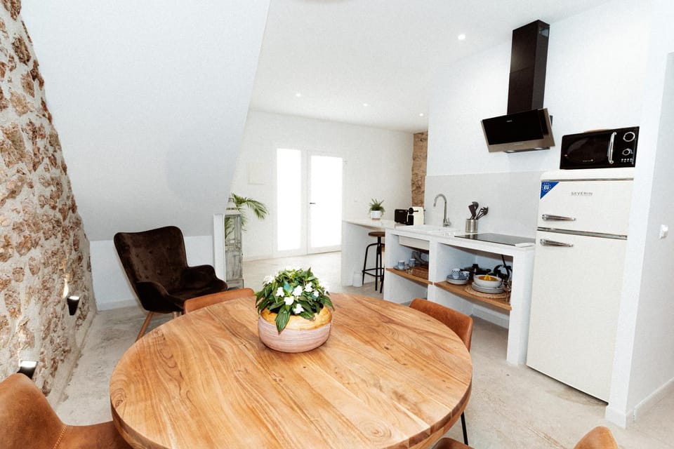 Kitchen or kitchenette, Dining area, minibar, stove, toaster