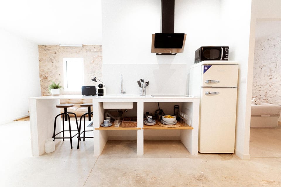 Coffee/tea facilities, Kitchen or kitchenette, Dining area, minibar, stove