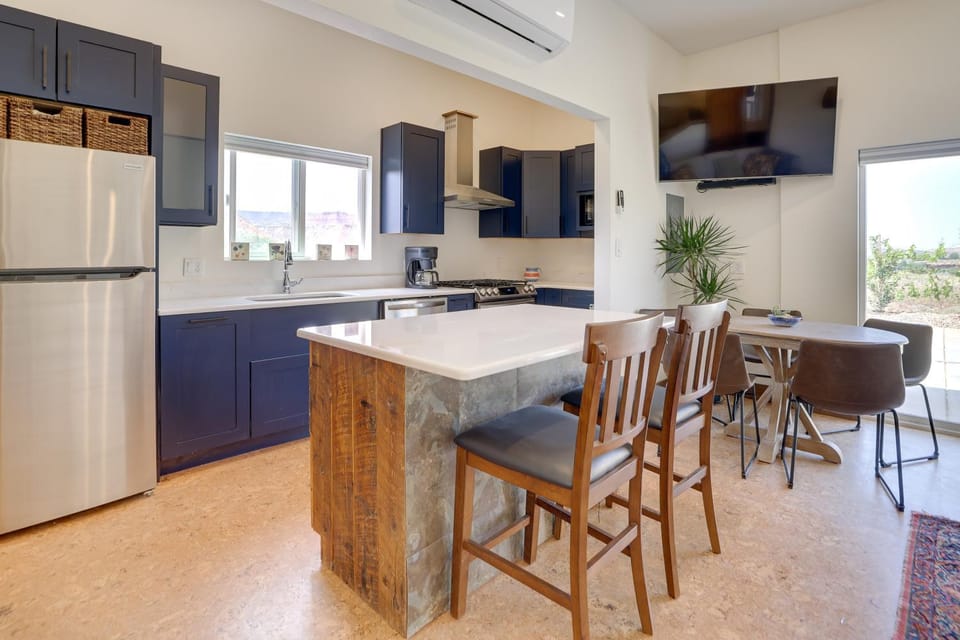 Hot Tub and Views! Modern Home 15 Mi to Zion NP House in Zion National Park