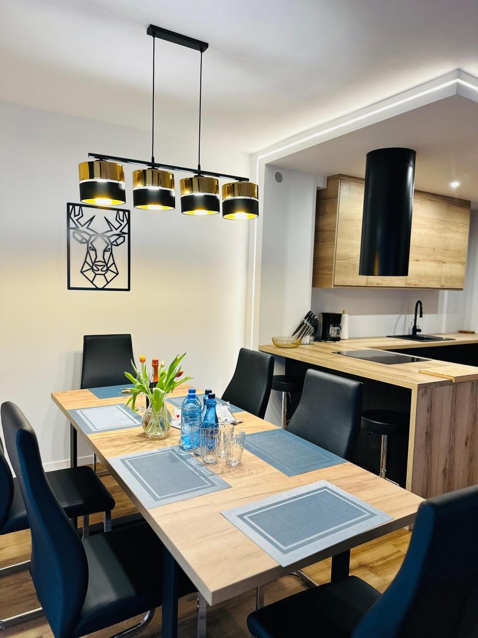 Kitchen or kitchenette, Living room, Seating area, Dining area