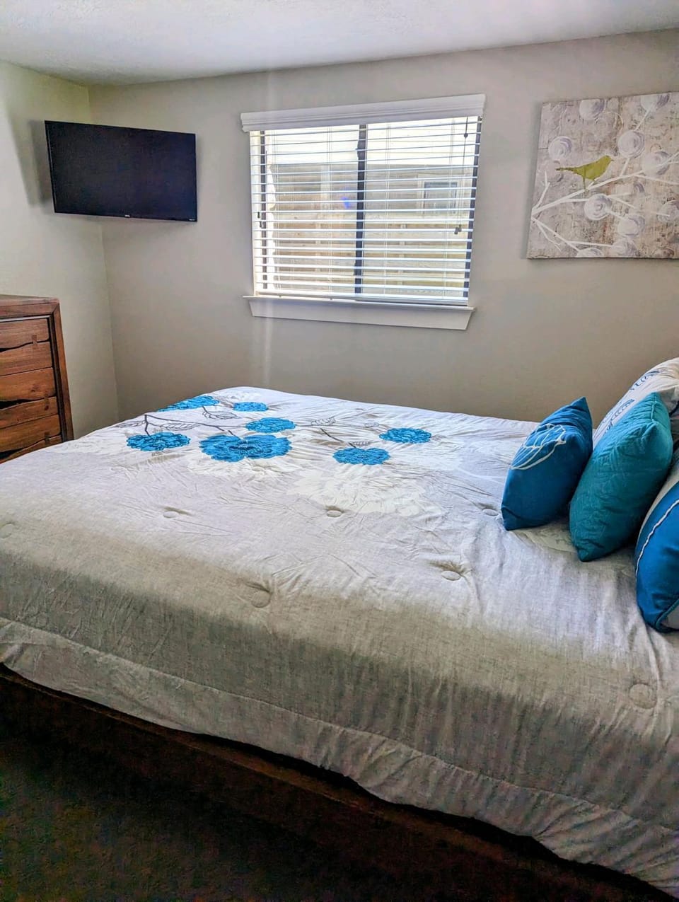 Bed, TV and multimedia, Bedroom