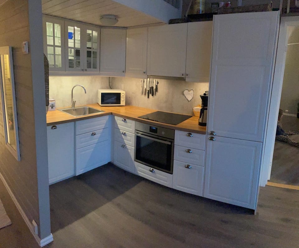 Coffee/tea facilities, Kitchen or kitchenette, dishwasher, microwave, stove