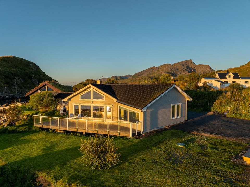 Property building, Day, Natural landscape, Mountain view, Sunrise