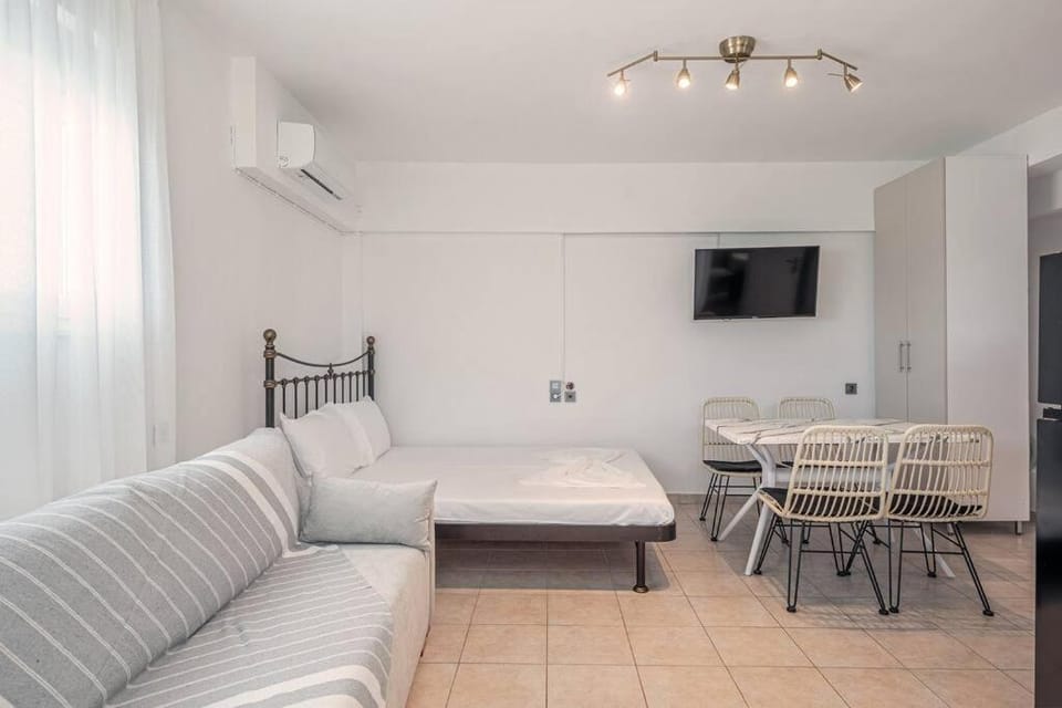 Bed, TV and multimedia, Living room, Seating area, Dining area, Bedroom, air conditioner