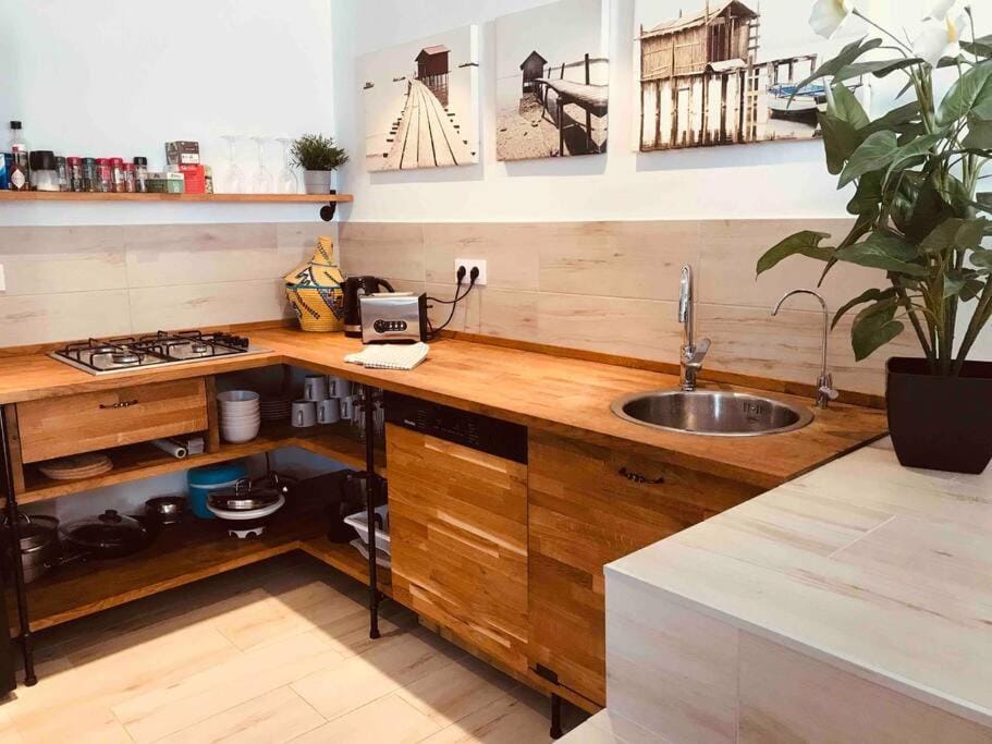 Coffee/tea facilities, Kitchen or kitchenette, Dining area, stove