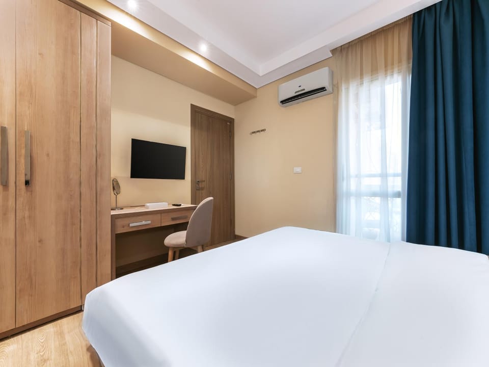 Bed, TV and multimedia, Photo of the whole room, Bedroom, wardrobe, air conditioner