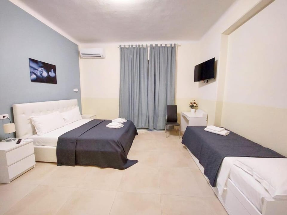 Bed, TV and multimedia, Photo of the whole room, Bedroom, towels, air conditioner