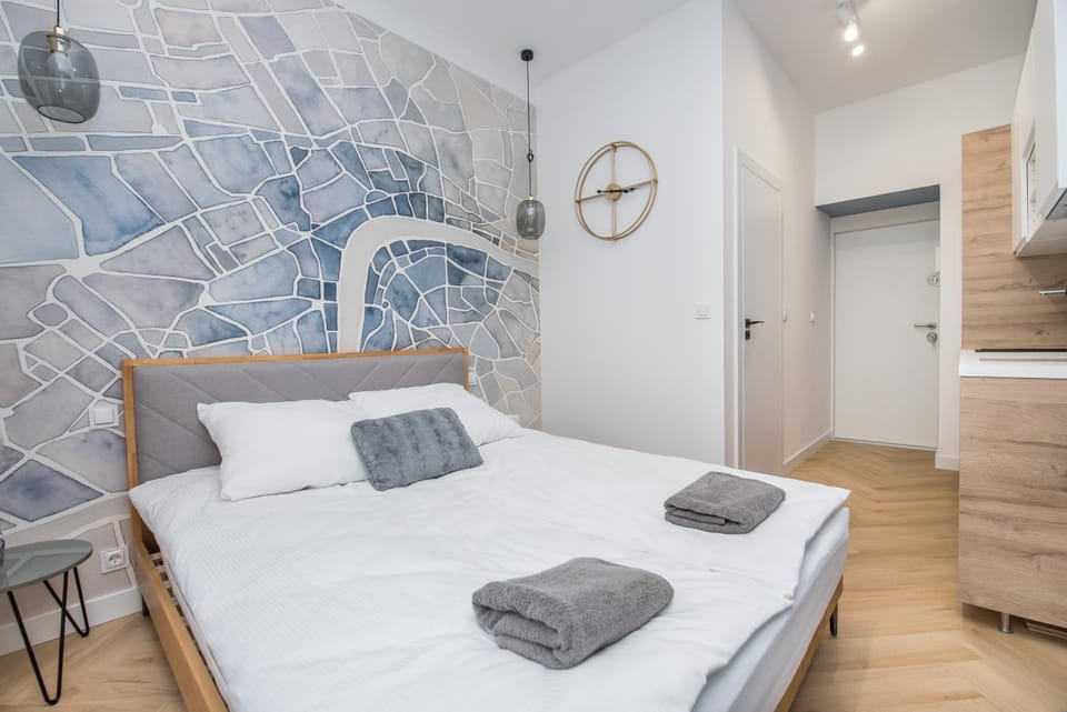 Bed, Bedroom, towels