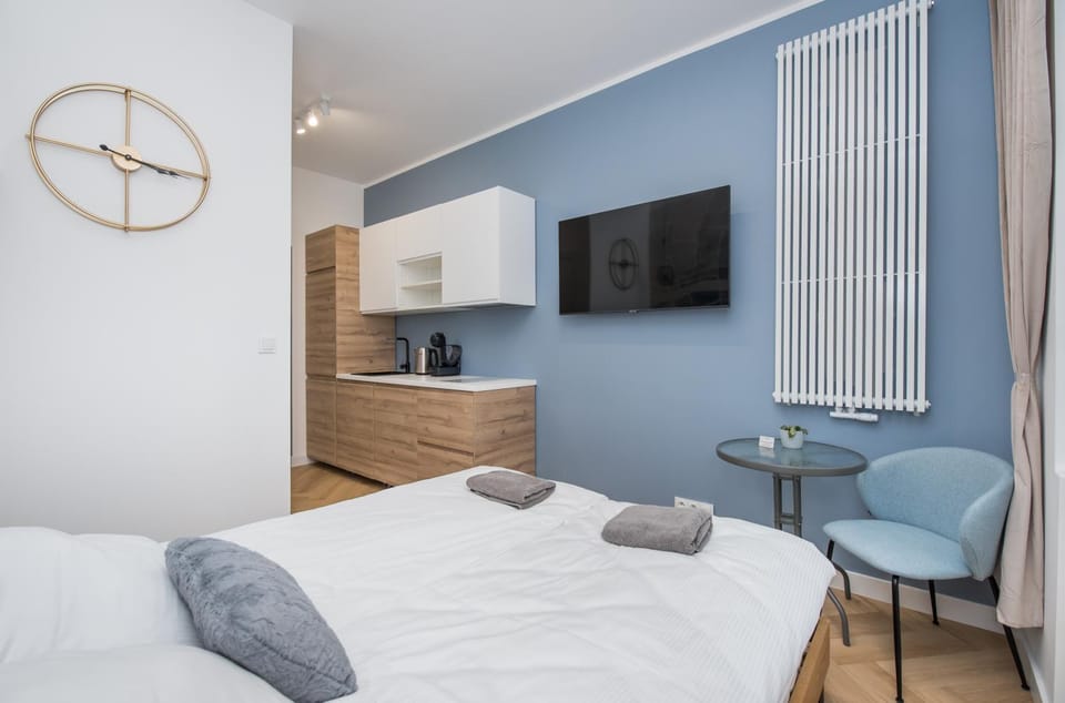 Bed, TV and multimedia, Kitchen or kitchenette, Living room, Photo of the whole room, Seating area, hair dresser