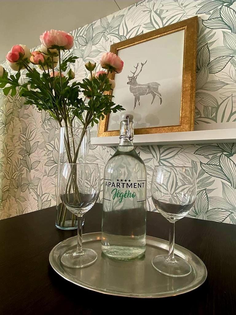 Decorative detail, Drinks