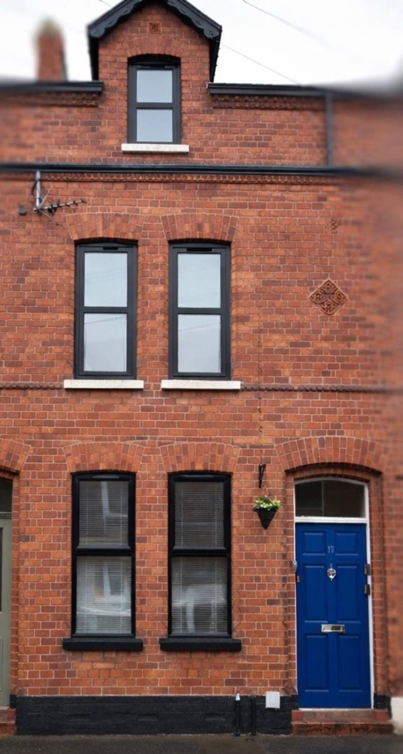 4BR House Popular Ravenhill Road House in Belfast