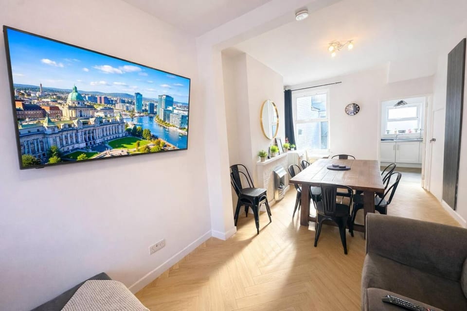 4BR House Popular Ravenhill Road House in Belfast