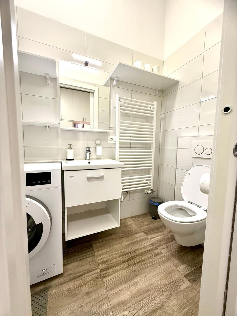 Shower, Toilet, Bathroom, towels, washing machine