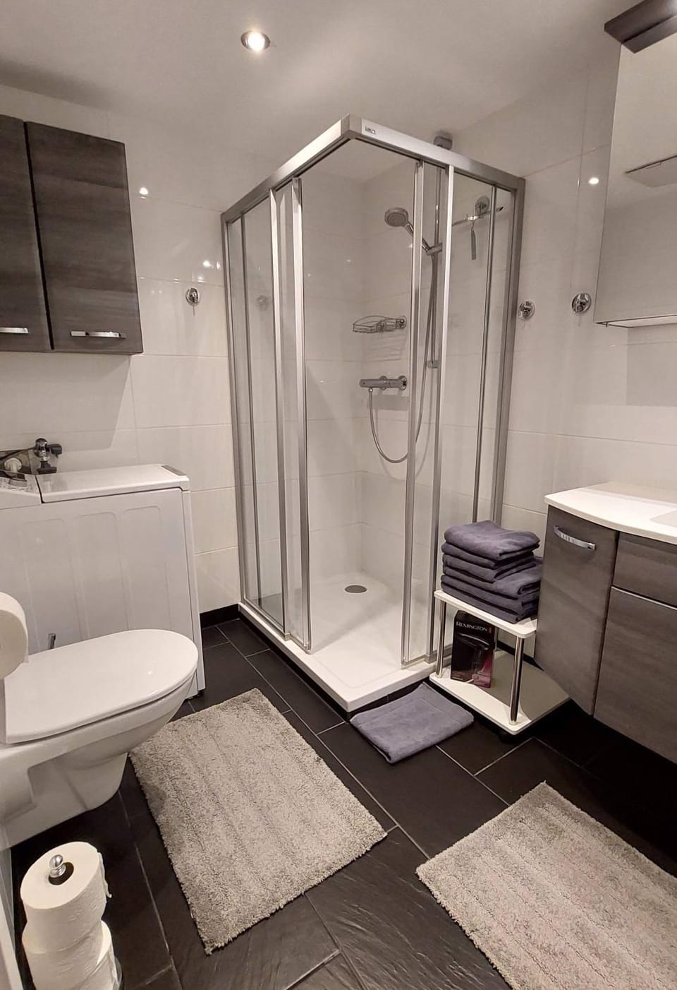 Shower, Toilet, Bathroom, towels, washing machine