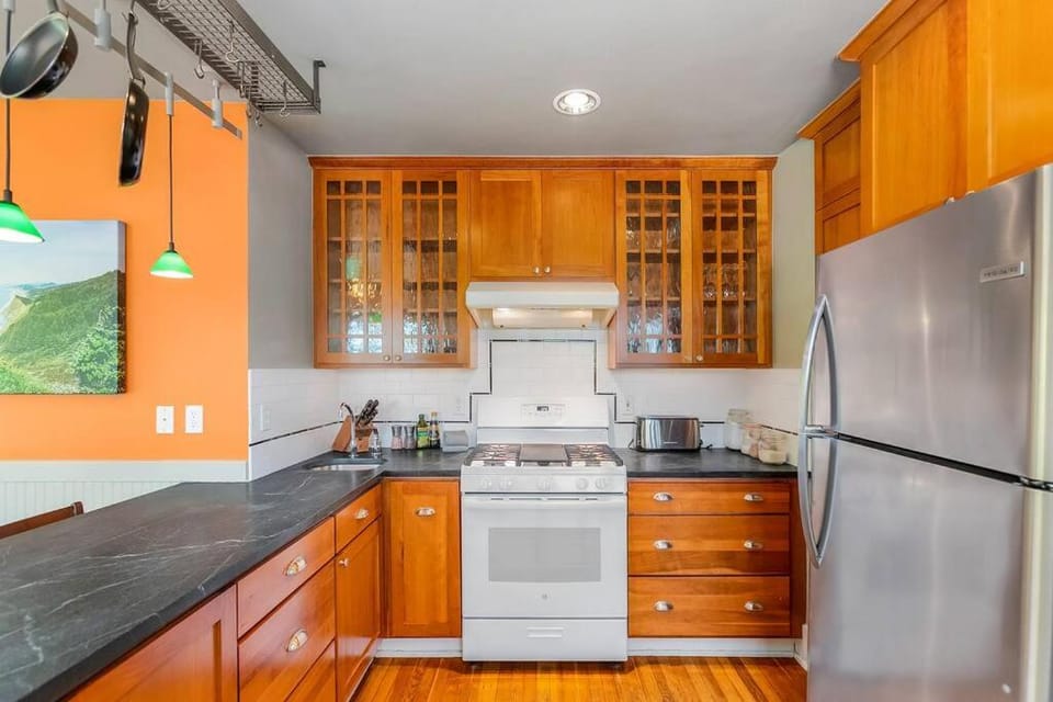 Enchanted Path to a Gardenscape - 92 Walkscore! House in Phinney Ridge