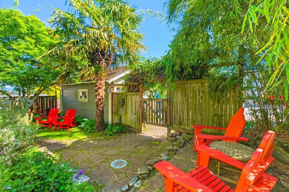 Enchanted Path to a Gardenscape - 92 Walkscore! House in Phinney Ridge