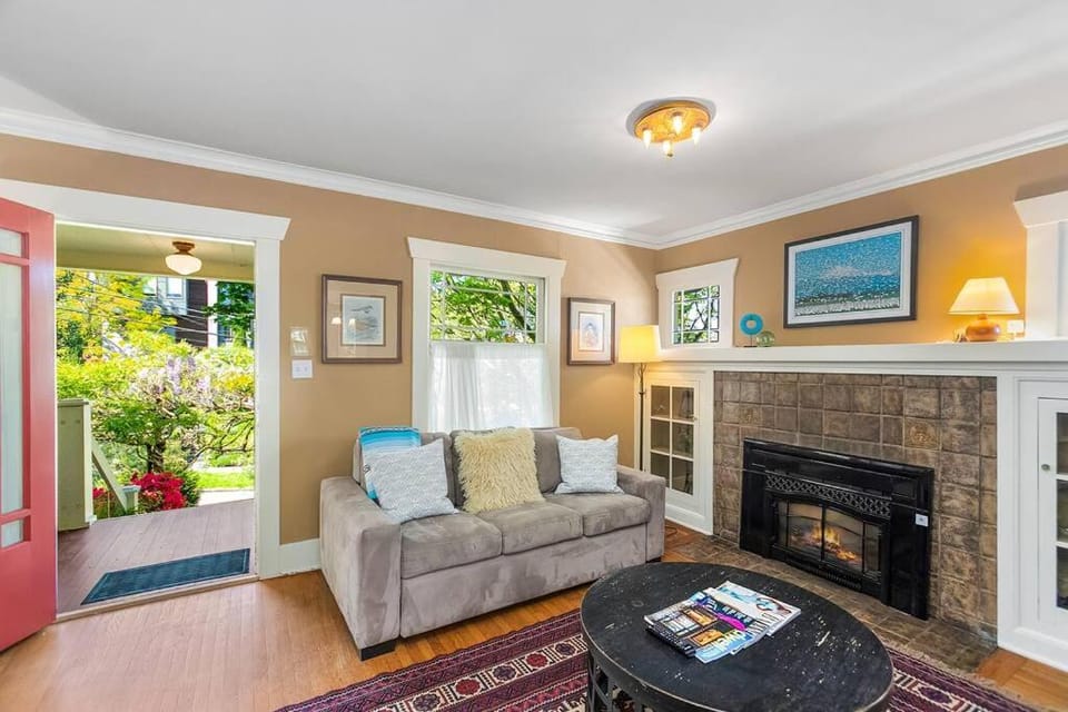 Enchanted Path to a Gardenscape - 92 Walkscore! House in Phinney Ridge