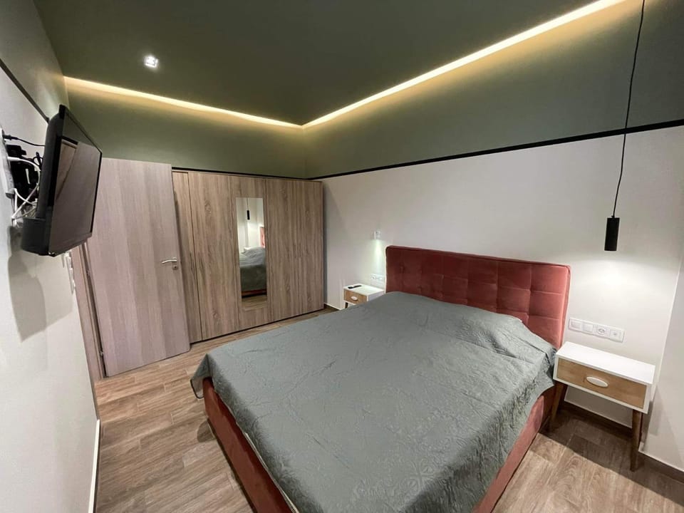 Bed, TV and multimedia, Photo of the whole room, wardrobe