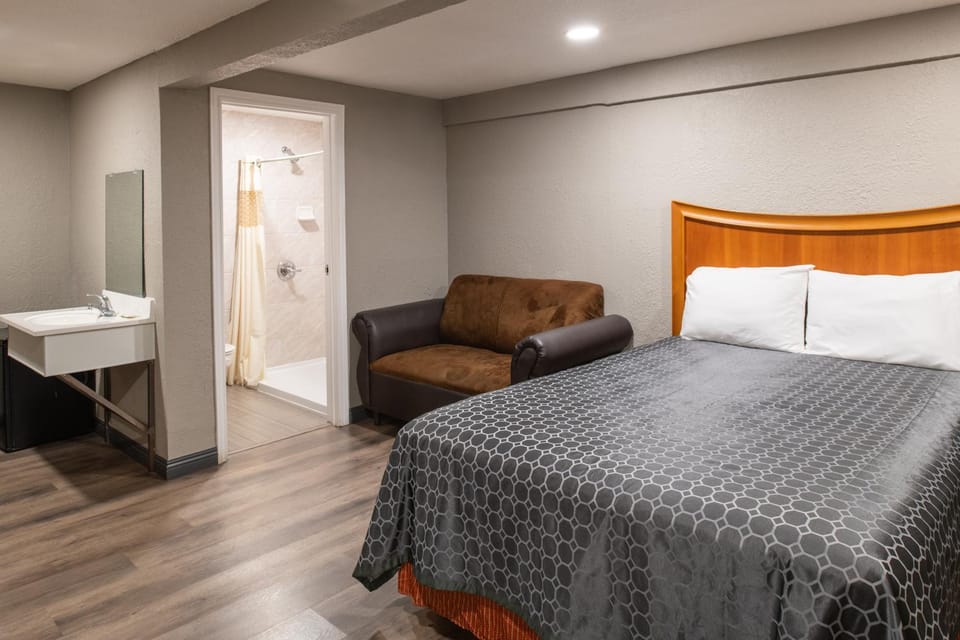 Bed, Bathroom, Photo of the whole room, Bedroom