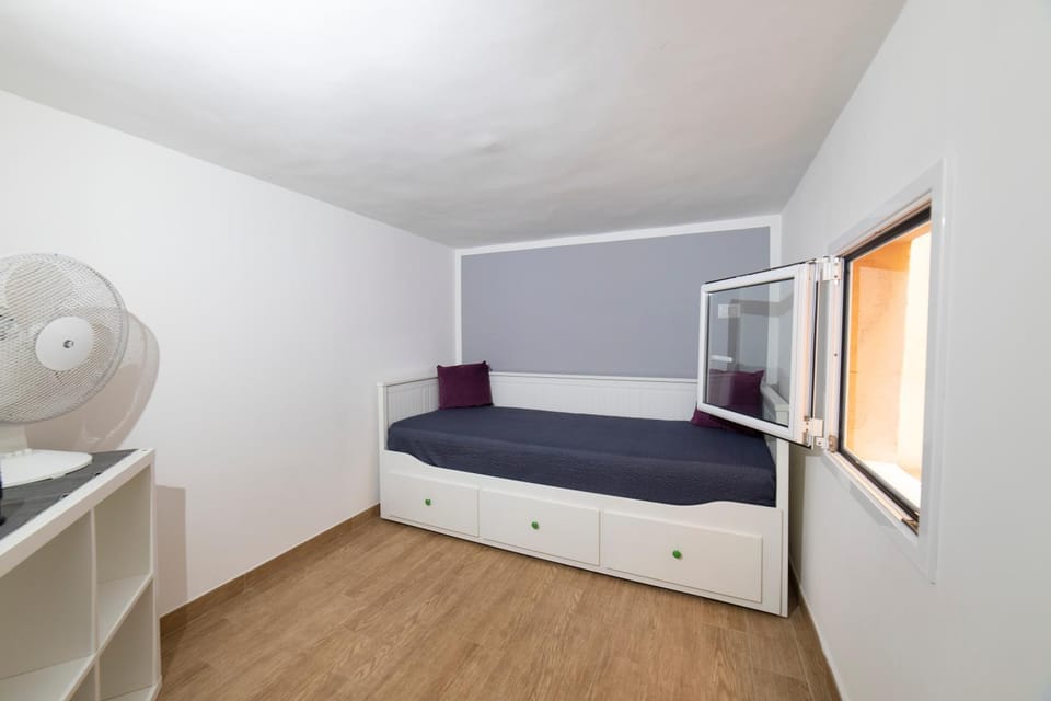 Bedroom, fireplace