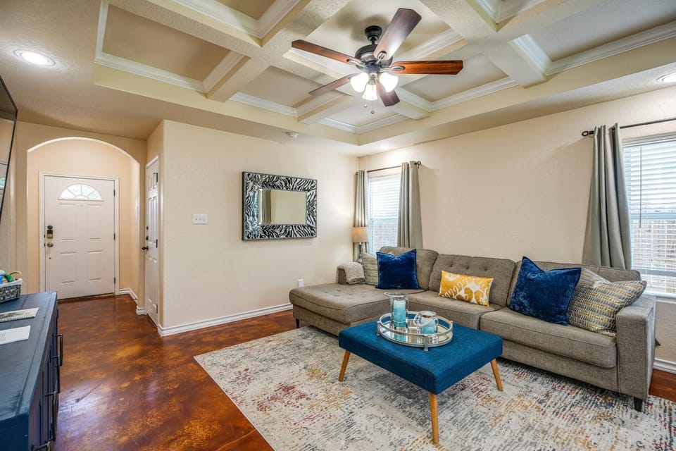 San Antonio Townhome ~ 2 Mi to Aquarium! House in San Antonio