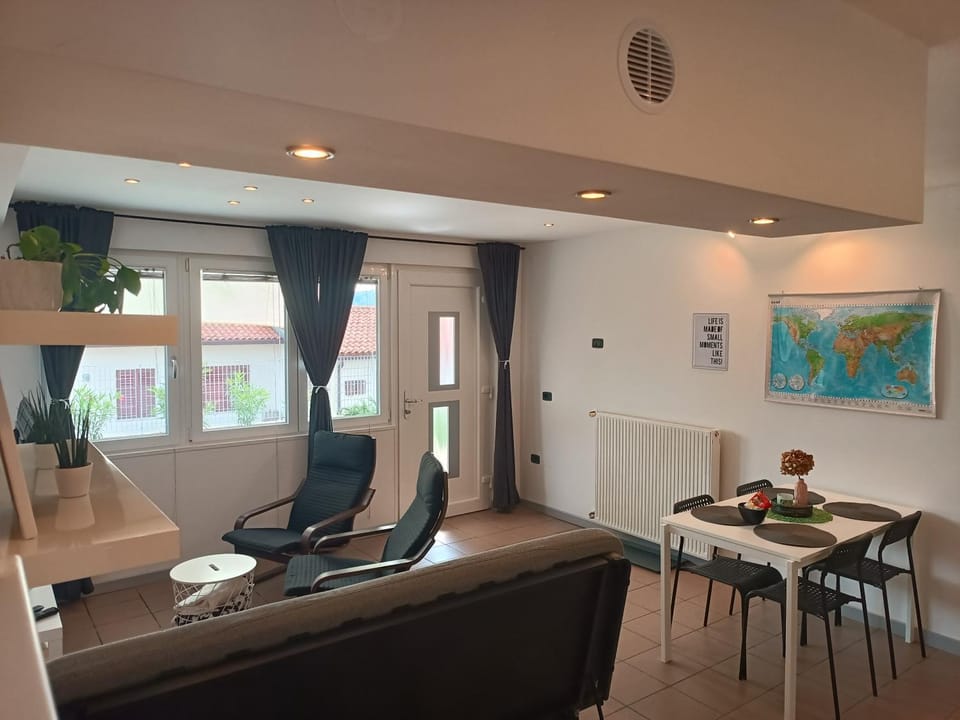 Seating area, Dining area