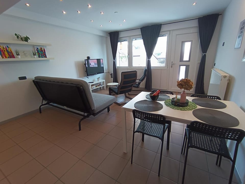 TV and multimedia, Seating area, Dining area